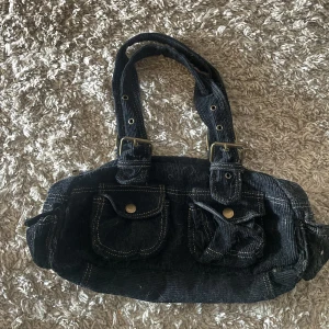 Väska  - Axelväska i manchester. Använd fåtal gånger. 