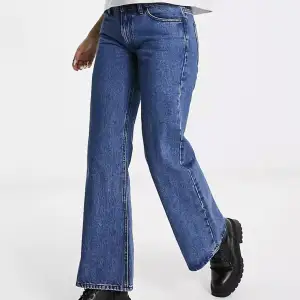 säljer dessa supersnygga jeans då jag köpte fel storlek och inte hann returnera dem, så jag hoppas någon annan kan få användning av dem!  Strl UK 10 (alltså runt storlek M)Modellen är 173 cm och bär samma storlek, som referens för längden på jean
