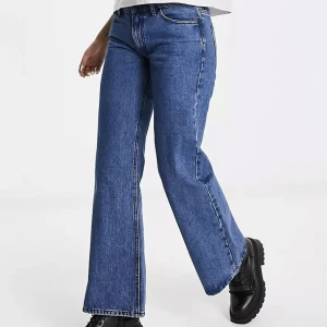 Wåven lågmidjade jeans - säljer dessa supersnygga jeans då jag köpte fel storlek och inte hann returnera dem, så jag hoppas någon annan kan få användning av dem!  Strl UK 10 (alltså runt storlek M)Modellen är 173 cm och bär samma storlek, som referens för längden på jean