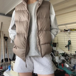 Väst - Perfekt nu till hösten, unik vintage HM kollektion.  Märke: hm  Second hand köp: ja Färg/info om plagget: mycket bra skick utan hål eller liknande. Gå att ha ut och in om man föredrar stark orange färg Ursprungligt pris: 400 Mitt pris: 300 