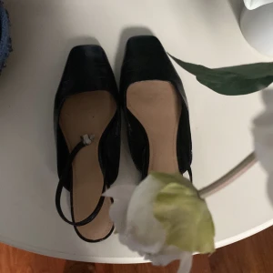 Sling back ballerina - De har gått sönder i ena remmen så de behöver lagas 