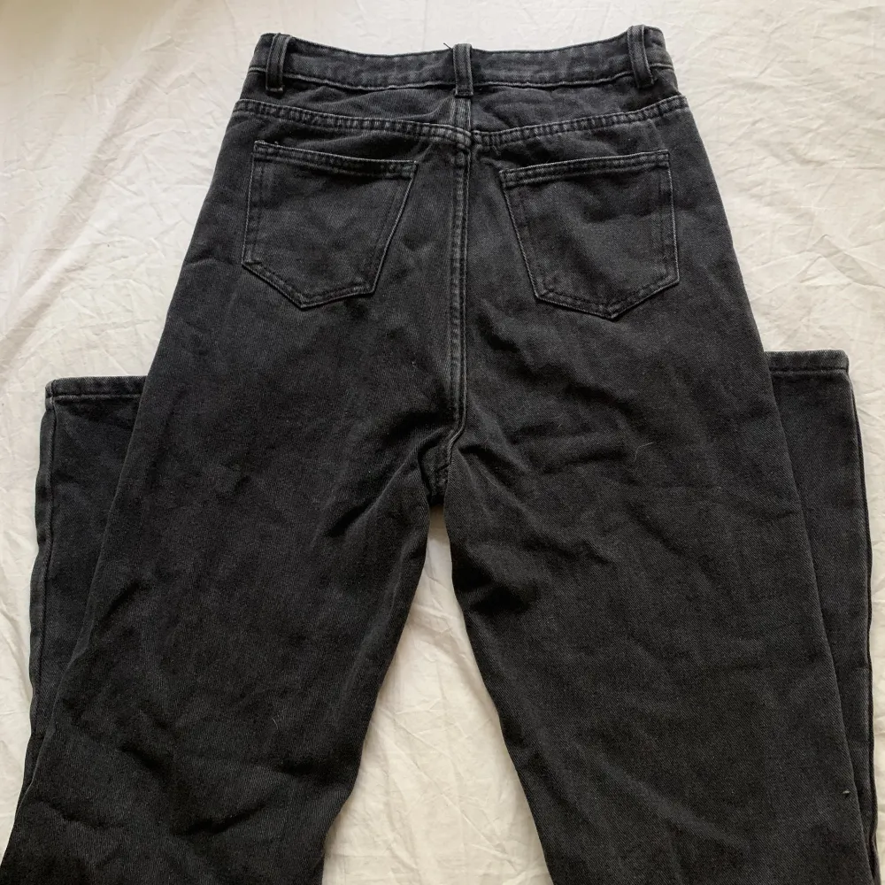 Säljer ett par svart/gråa raka jeans från prettylittlething i strl 32 (passar även 34). Byxorna är i fint skick och har tyvärr ej kommit till användning. Hör av er vid frågor/intresse🤍. Jeans & Byxor.