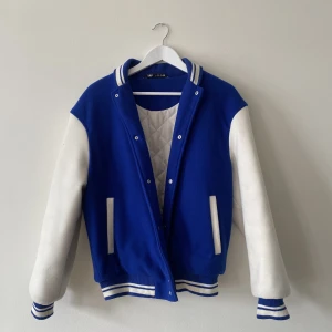 Zara jacka - Från zara Nypris 899 kr Fint skick  Knappt använd  Skriv vid frågor Storlek S