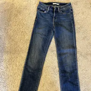 Ett par fina Levis jeans i nyskick! Säljer dessa för de har blivit för små!