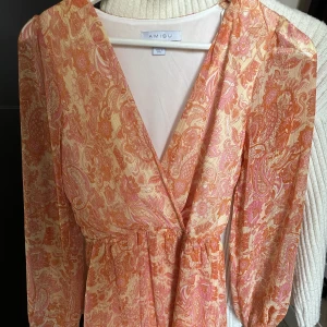 Klänning  - Säljer en klänning från new yorker. Stl 34. Knappt använd men jättefin. 