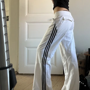 Adidasbyxor  - Snygga lågmidjade vita adidasbyxor. Har små fläckar som jag är nästan helt säker på går bort i tvätten👌