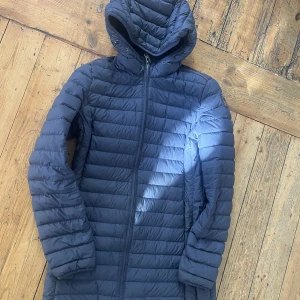 Parajumper irene - Bra skick, har ett litet hål nedtill. Har tejpat med textil tejp. Syns knappt. Kostar ca 200 att laga om man vill hos en skräddare.  Kan gå ner i pris vid snabbaffär. Nypris 5500kr