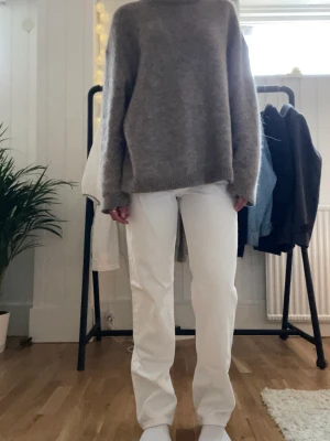 Vita jeans - Fina midrise vita jeans från GInatricot i storlek 34! Använda fåtal gånger:)