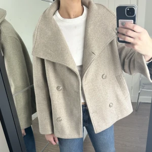 Kort kappa - Kort kappa från Bubbleroom i storlek 38. Använd ett fåtal gånger, den perfekta höstjackan. Köpt för 900kr, säljer för 600kr!