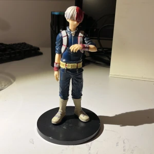 Todoroki figure - Köpt för ett tag sin. Väldigt fint skick men har en fläck på ryggen, syns inte mycket
