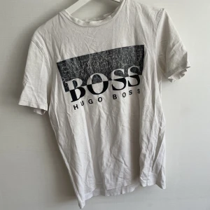Hugo Boss T-shirt  - Hör av er för mer information och bilder!