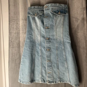 Klänning  - Superfin oanvänd jeansklänning i ljusblå, väldigt bra skick och så söt som kjol oxå. Dragkedja på sidan av klänningen💕 Skriv för mer bilder!