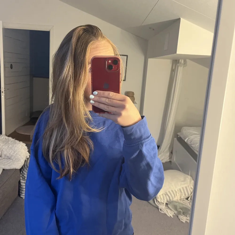 En super fin blå sweatshirt från Lindex säljer den för att den inte kommer till användning längre!💕kontakta mig om de skulle önskas fler bilder.. Tröjor & Koftor.