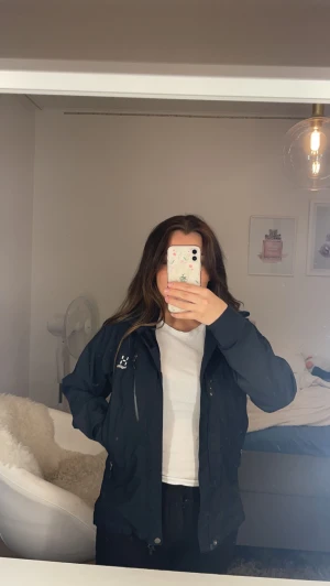 Höglöfs Regnjacka dam  - Säljer min Höglöfs regnjacka i storlek S (36) som blivit för liten för mig, har använts väldigt sällan och är så gott som ny skulle jag säga. Den är vattentät dvs Goretex. Köptes för 2999 kr och säljer för 1500kr