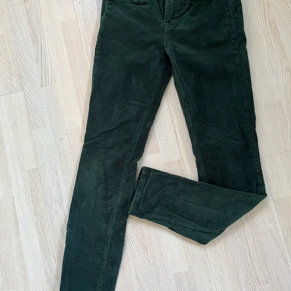 Gröna Manchester jeans från Lee. Modell scarlett, storlek 26*31  Fint skick. Jeans & Byxor.