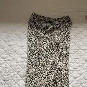 Zebra kjol från Zara, knappt använd & köpt i Spanien. Storlek M Köpare står för frakt! 