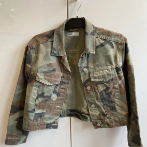 Jeansjacka  - Kort jeansjacka från Gina tricot 