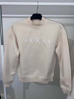 Calvin Klein tröja - Calvin Klein tröja i strl M Aldrig använd, lappen är kvar 800kr