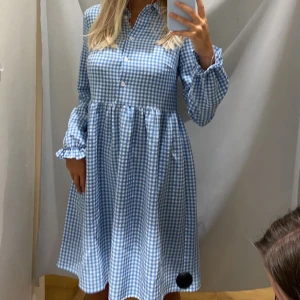 Blå/vit klänning  - Supersöt blå/vit rutig klänning från Only. Använd fåtal gånger och i superbra skick! 