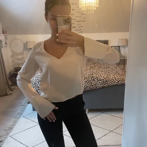 Blus från Na-kd - Beige blus från na-kd med detaljerade ärmar i slutet. Väldigt elegant och fungerar till vad som helst.