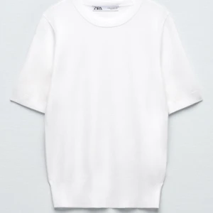 Vit topp - Säljer denna topp från zara då den inte kommit till användning. Toppen är i storlek s. Betalningen sker via swich och köparen står för frakten.💕