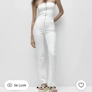 Vit denimjumpsuit - Säljer denna ursnygga vita jeansjumpsuiten från Pull&Bear då den inte kommer till användning. Är i Strl S och passar en 34/36, aldrig använd!❤️‍🩹 Köparen står för frakt!