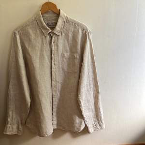 Mango linneskjorta storlek L, nästan oanvänd skjorta, nypris 600kr, säljer för 200kr