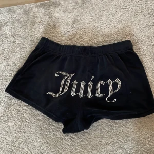 Juicy couture shorts - Säljer dessa juicy couture shorts som är köppte gör ungefär ett år sedan men sällan använda. Alla diamanter sitter kvar. Skriv vid intresse!