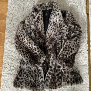 Pälsjacka  - Skit snygg pälsjacka men använder inte längre