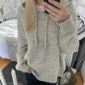 Grå stickad hoodie med alpacka och ull. Den är i från H&M, i storlek M. Använd fåtal gånger, super fint skick (inte nopprig alls). 