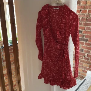 NA-KD klänning ❤️ - Klänning som aldrig är använd och köpt för 499kr. Säljer för den inte är min stil men super fin 