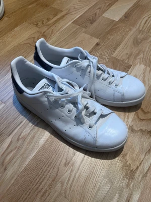 Adidas Stan smith sneakers - Skick: använda Storlek: 42,5 Nypris: 1300 Kontakta för fler bilder
