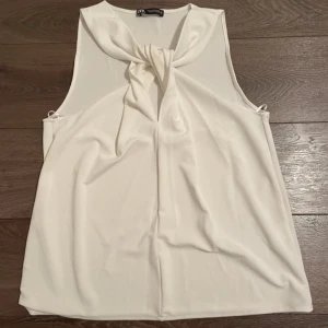 Jätte snygg vit topp från Zara - Helt ny utan prislapp 