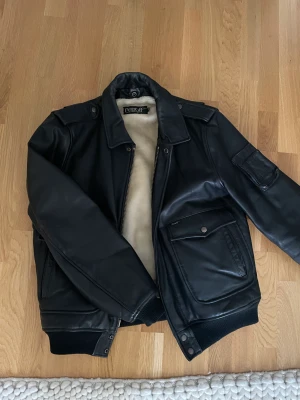 Biker jacka vintage - Säljer nu denna äkta skinnjacka som är vintage. Den är fodrad så perfekt nu till hösten. Jag har storlek S och den sitter snyggt oversize på mig.