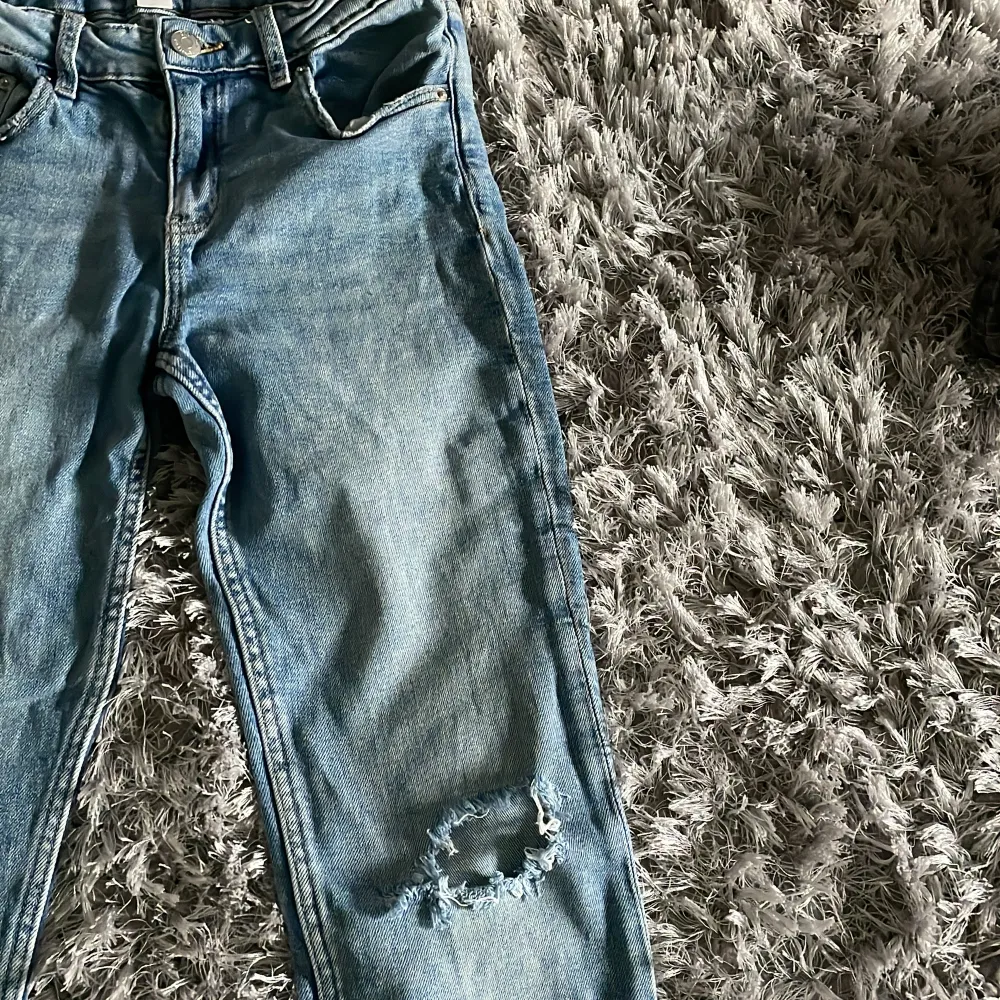 Hej! Jag säljer nu mina as snygga Gina tricot jeans som är köpta förra sommaren! Dom är i bra skick och är super sköna. Jag säljer dessa då de inte kommer till användning för jag har blivit lite för lång för dom💘 skriv om ni är intresserade! Är lowwaist! . Jeans & Byxor.