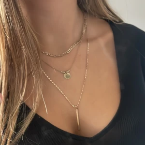 Guld Halsband - Säljer detta guldiga halsbandet som har tre halsband i ett. Det är alltså samma ”knytning” till alla tre.  Inte jätteanvänd så den är i bra skick.