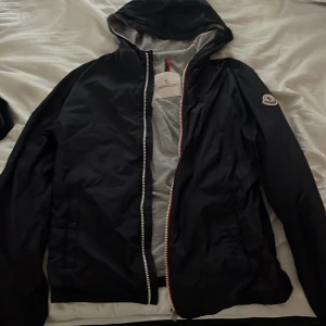 Moncler jacka  - Cond 10/10 som nycksick bara använd 3 gånger då den var förliten. Självklar äkta finns Scan och äktehetsbevis. Tveka inte om du har några frågor. Svarar snabbt mvh Simon 