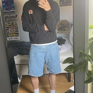 Ellesse hoodie - Säljer denna svarta ellese hoodie. Sitter bra och är i bra skick, storlek S. Skicka ett medelande vid funderingar👍
