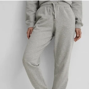 Sweatpants  - Så fina! Oanvända. Säljer för 99 och köpte dem för 249kr. Storlek xxs men sitter som en xs. Bara o skriva om jag ska skicka egna bilder💕