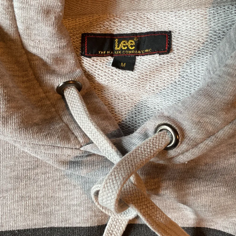 Lee hoodie som är använd , men i bra skick. Det finns några vita prickar på fickan , se bild 3, vet ej om det är i tyget eller någon färg   Tror att det är unisex storlek . Hoodies.