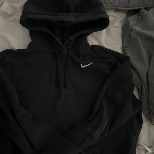 Nike hoddie - Super mysig Nike hoodie🖤Säljer då jag har två stycken 