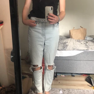 Jeans från H&M - Tycker att dessa jeans är så fina men köpte de under corona och det fanns tyvärr inte möjlighet att prova de innan jag köpte de, sparade inget kvitto så det blev till att behålla de. De är iallafall på tok för stora för mig. Storlek 40!