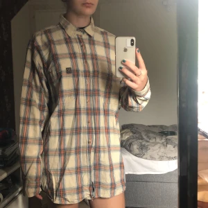 Skjorta från peak performance  - Min pappas gamla så kan inte svara så mycket om den men fin i övrigt, inga hål eller andra skador!