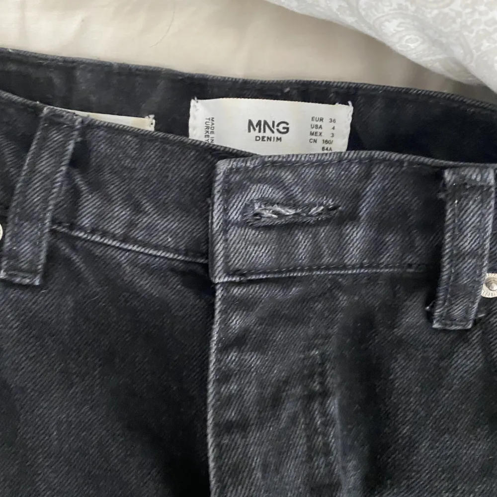 Fina mom jeans från Mango strl 36. Ordinarie pris 399kr. Jeans & Byxor.
