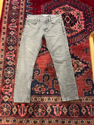 Gråa jeans  - Säljer dessa sjukt snygga gråa jeans från mango. Dom är regular fit och sitter riktigt snyggt. Köpare står för frakt, hör av dig vid frågor! 