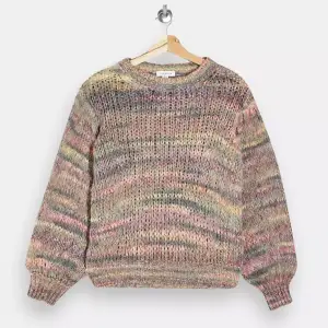 En favorit!!!! Helt slutsåld stickad tröja ifrån topshop som tyvärr är för liten för mig. Strl S men är ganska kort i modellen. Väldigt bra skick!💖Nypris: 420 kr