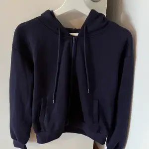 Mörkblå hoodie från Shein, aldrig använd så den är i nyskick. 