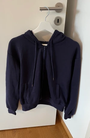 Mörkblå hoodie - Mörkblå hoodie från Shein, aldrig använd så den är i nyskick. 