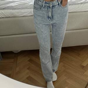 Raka jeans i storlek XS/34 (jag är 168cm)! Säljer för 100kr✨