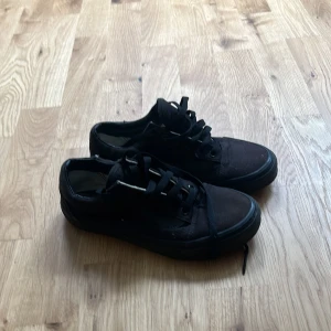 Skor - Låga vans i storlek 36